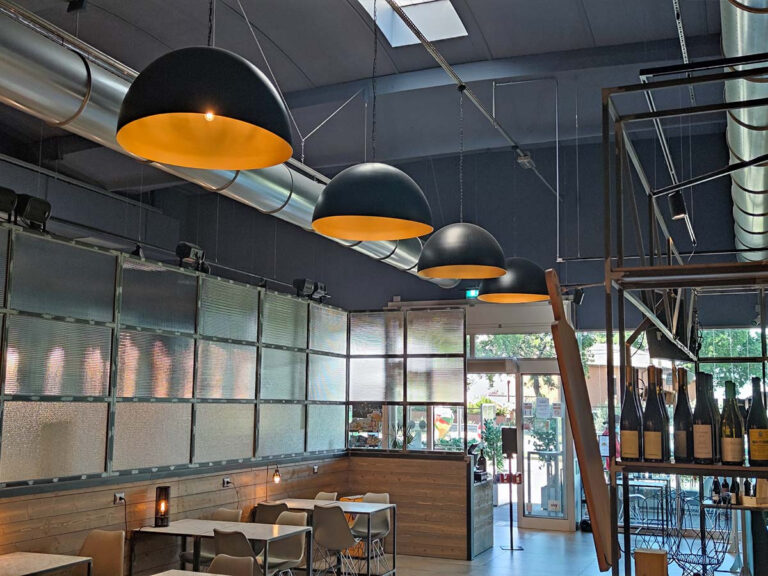 sospensioni di vetro di murano e metallo nero per illuminazione contract di bar e ristorante