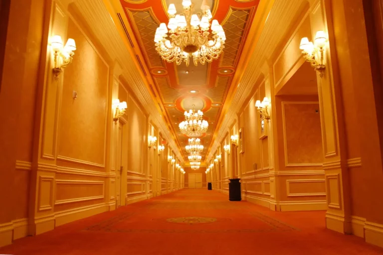 corridoio hotel con lampadari in vetro murano con paralumi e applique abbinate