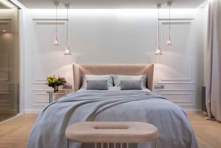 Camera da letto moderna con sospensioni di design