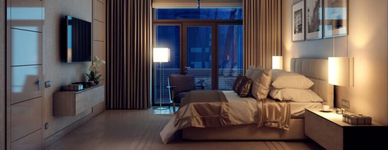 camera da letto moderna con sospensioni con paralumi sui comodini e piantana abbinata
